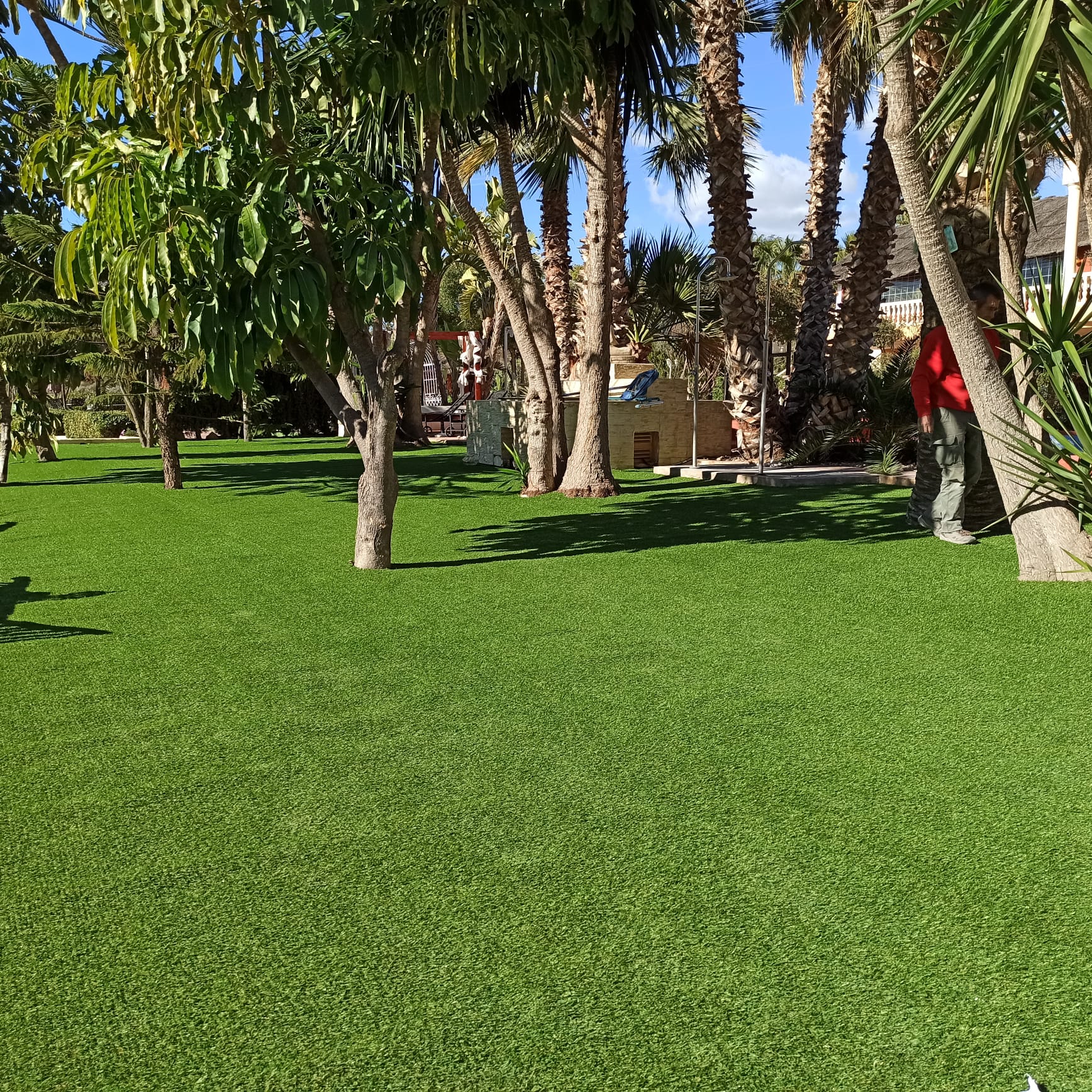Jardín con césped artificial de alta calidad instalado por Mega Césped.