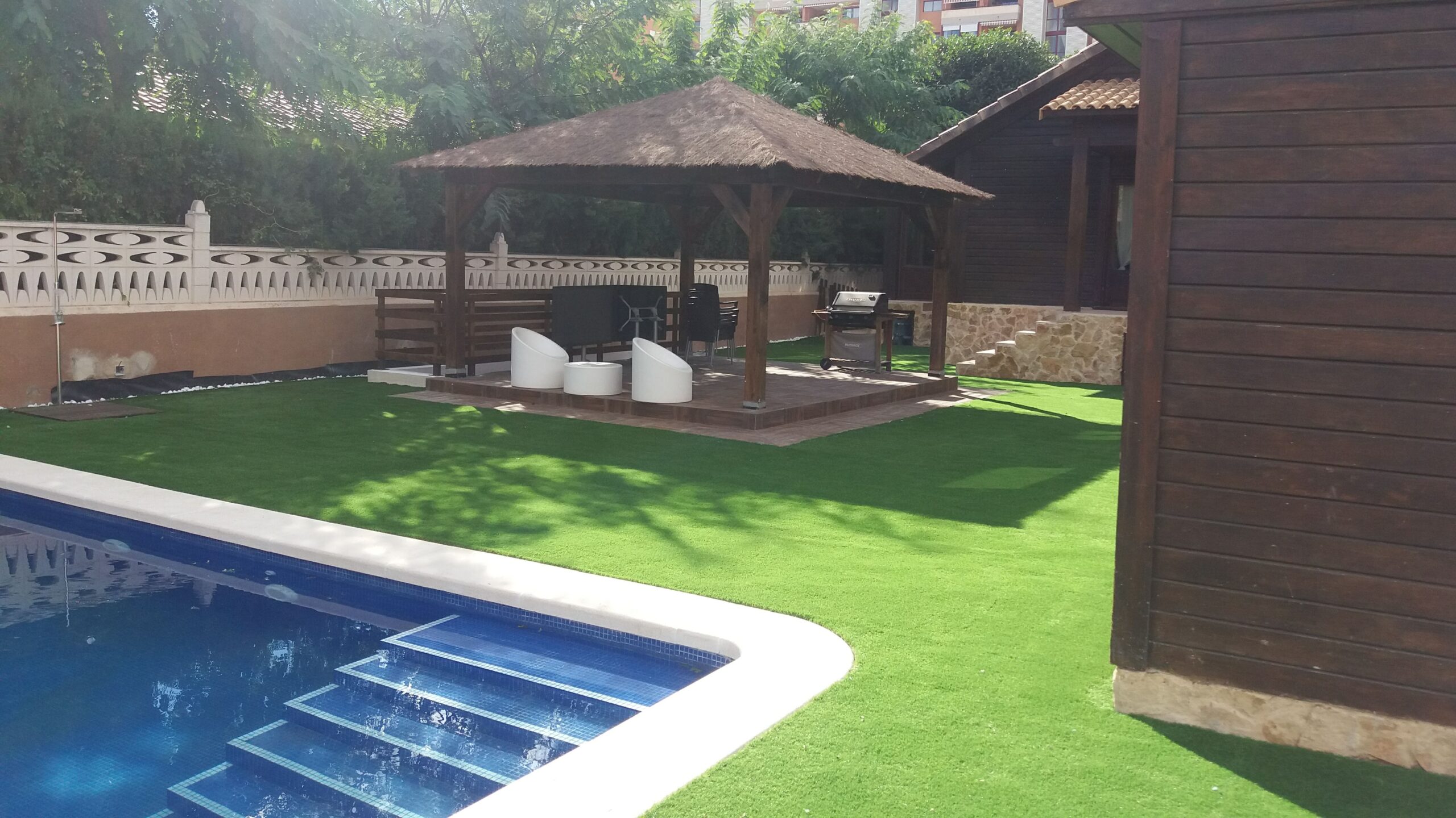 Instalación de césped artificial Calpe de alta calidad en jardín residencial con piscina