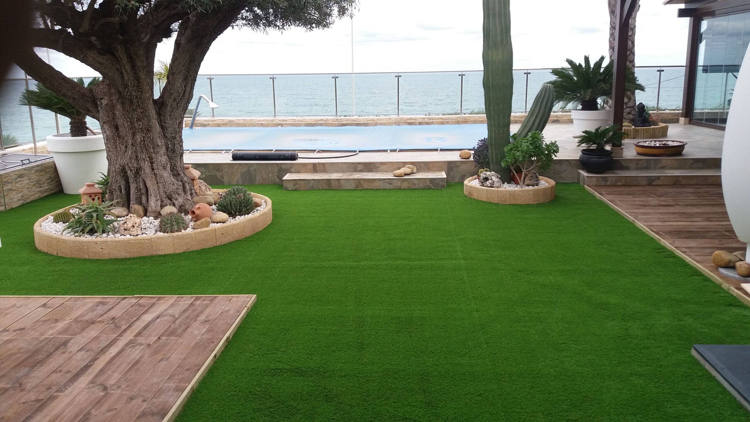 Instalación de césped artificial Denia de alta calidad en jardín residencial con piscina